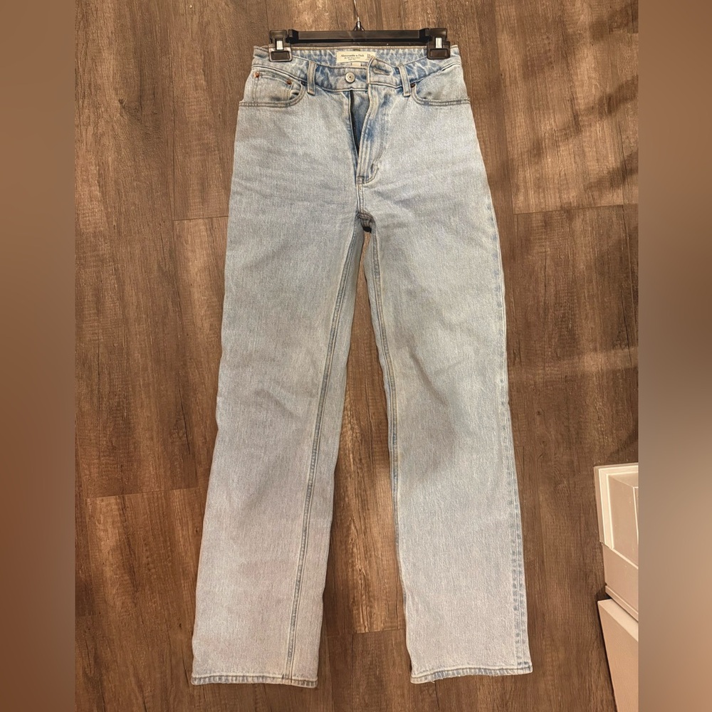Abercrombie & Fitch Light Wash The ‘90s Relaxed Jean Size 24 Long